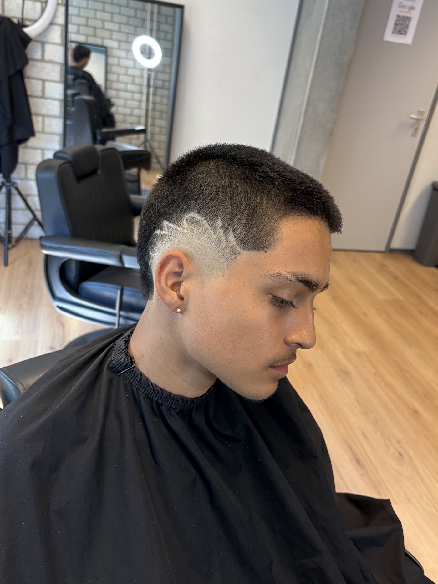 Buzzcut met skin fade en een uit de vrije hand geschoren lijnontwerp